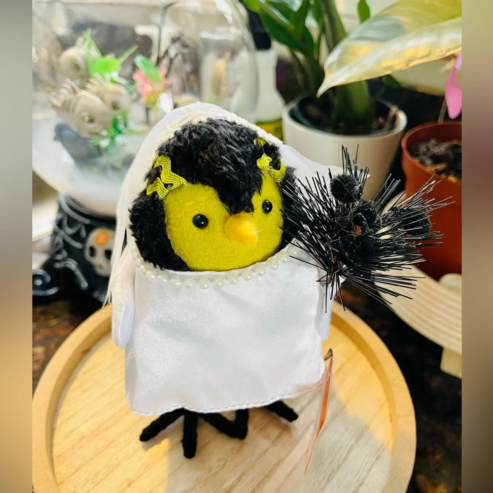 Target Halloween Bird Hyde & Eek “Freda” Featherly Friend Bride of Frankenstein
